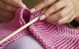 What is the simplest method to learn to knit a scarf?